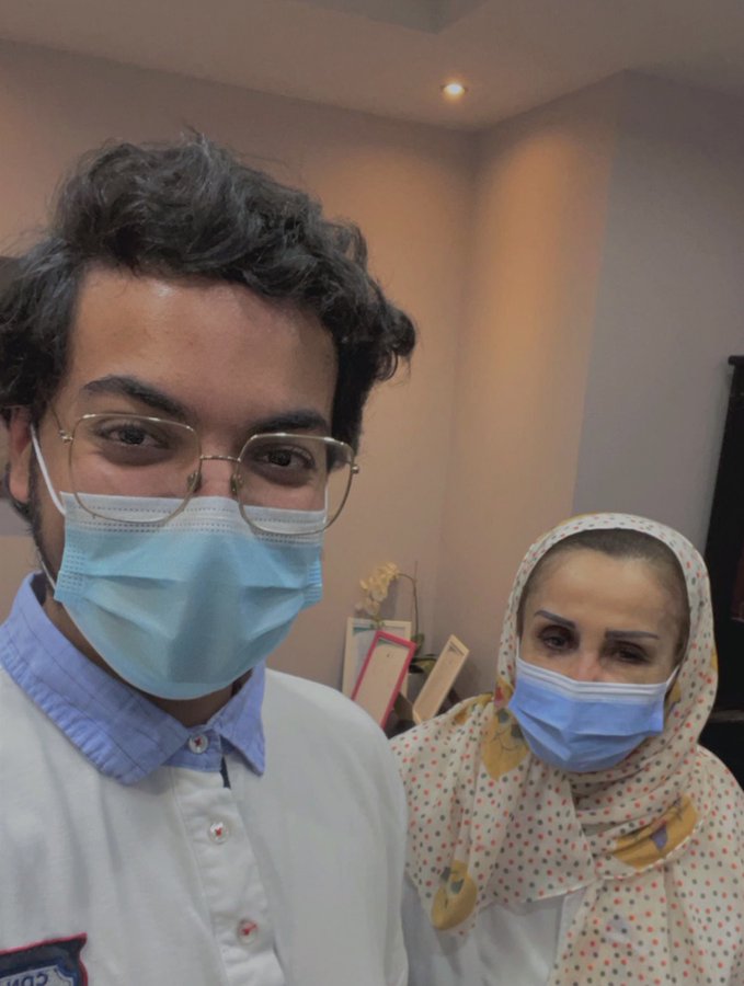 لقاء يجمع طبيباً شاباً بطبيبة وُلد على يديها: أنا شلتك قبل ما أمك تشيلك - المواطن