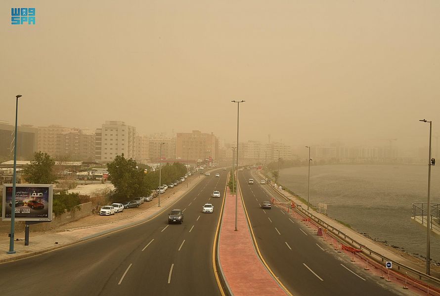 توقعات برياح وغبار مع برد على 8 مناطق اليوم