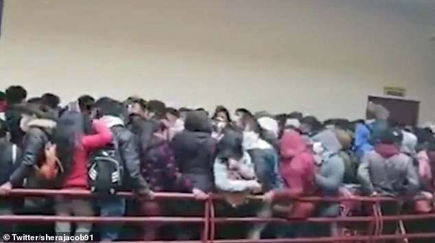 فيديو محزن.. انهيار طابق جامعة يتسبب في مقتل 5 طلاب