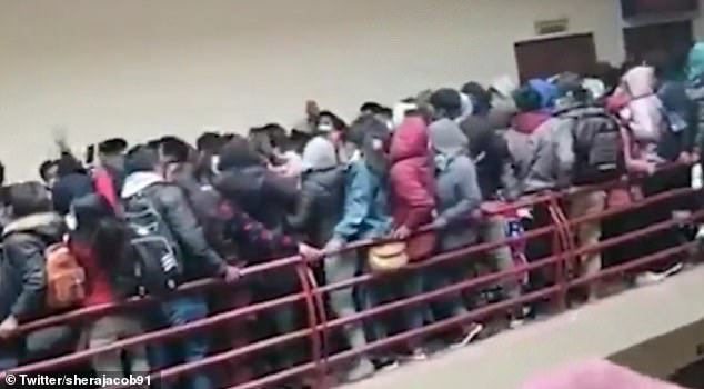 فيديو محزن.. انهيار طابق جامعة يتسبب في مقتل 5 طلاب (3)