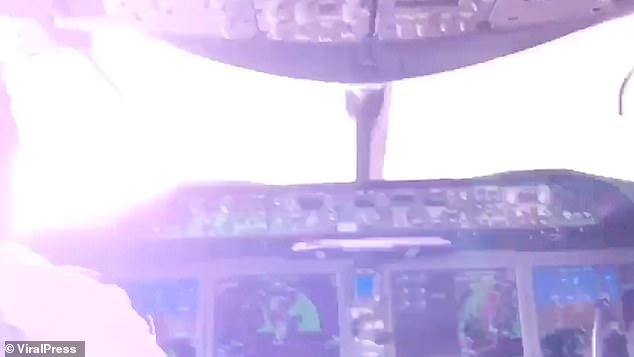 فيديو مرعب.. صاعقة برق تضرب طائرة ركاب