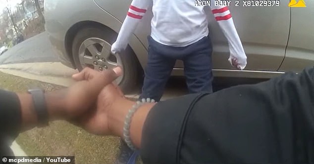 فيديو.. الشرطة الأمريكية تتعامل مع طفل كأنه من عتاة المجرمين (4)