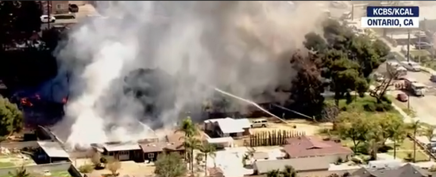 لحظة وقوع انفجار هائل في حي سكني بـ كاليفورنيا