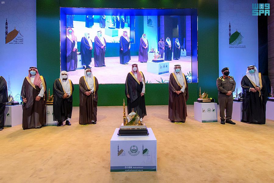 فيصل بن سلمان يسلّم وزير التعليم درع جائزة المدينة المنورة للأداء الحكومي المتميّز