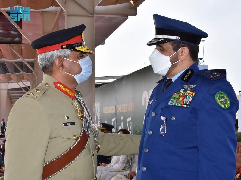 قائد القوات البرية يرأس وفد وزارة الدفاع لحضور عرض عسكري في باكستان