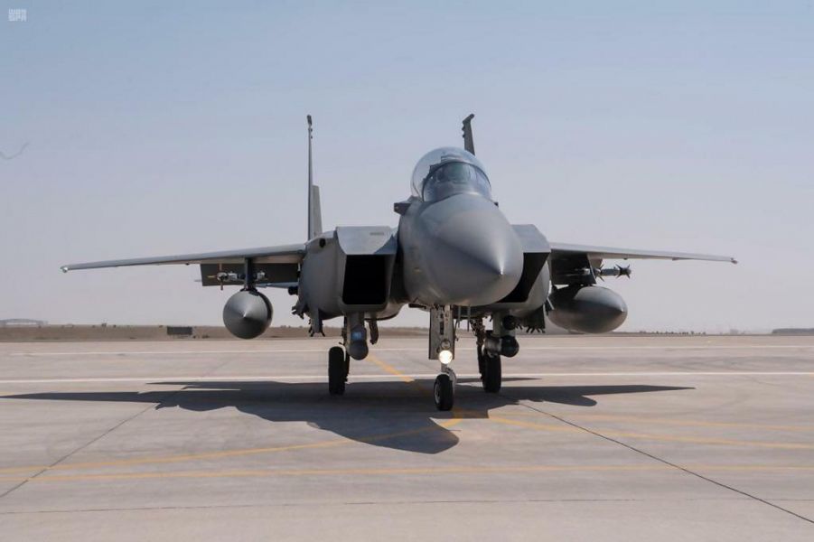 القوات الجوية تشارك بكامل أطقمها في مناورات علم الصحراء بقاعدة الظفرة الجوية
