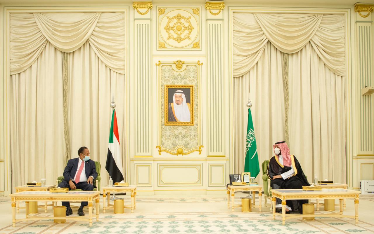 محمد بن سلمان يستعرض العلاقات الثنائية وسبل تطويرها مع رئيس الوزراء السوداني