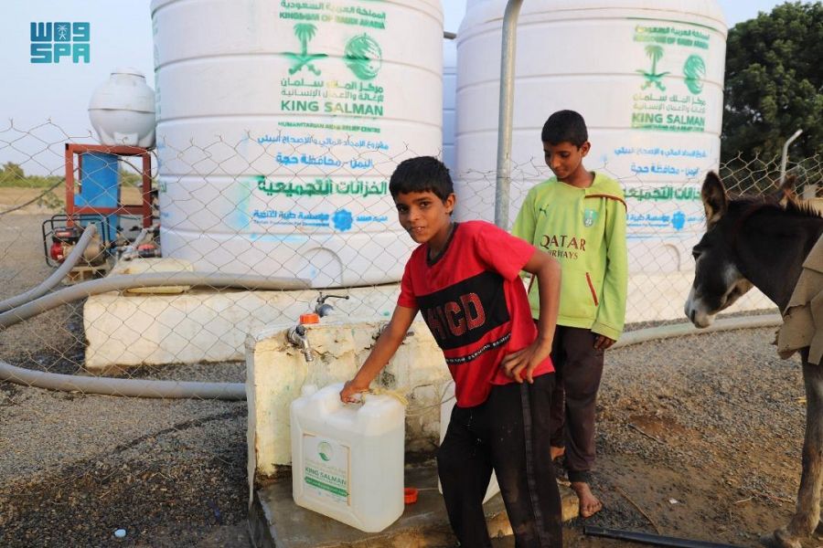 مركز الملك سلمان للإغاثة يضخ 320 ألف لتر من المياه الصالحة للشرب في حجة وصعدة
