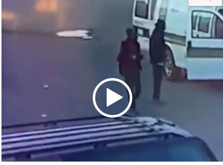 فيديو.. كاميرا مراقبة توثق لحظة سرقة هاتف مسعف أثناء مباشرة حالة مرضية