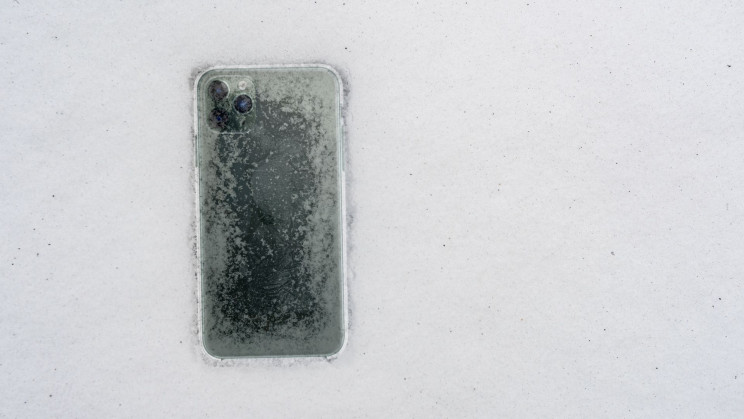 هاتف أيفون يظل صالحًا بعد شهر من سقوطه في بحيرة جليدية