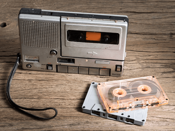 وفاة مخترع شريط الكاسيت عن عمر 94 عامًا