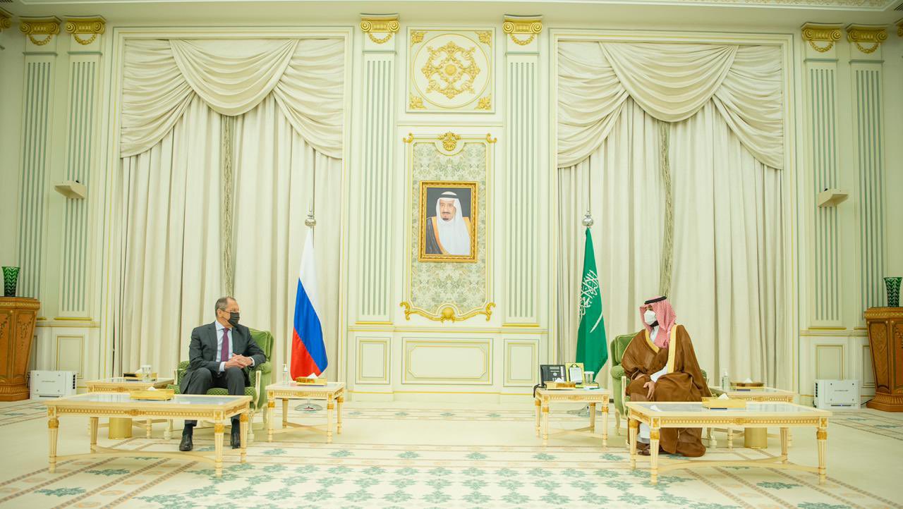محمد بن سلمان يبحث مع وزير خارجية روسيا تنسيق المواقف إزاء الأوضاع الإقليمية والدولية