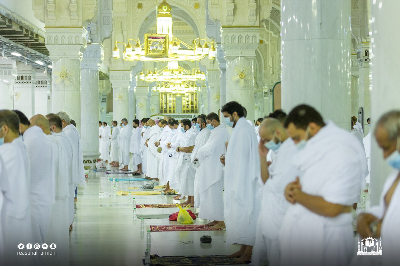 المصلون يؤدون تراويح ليلة الحادي عشر من رمضان في المسجد الحرام