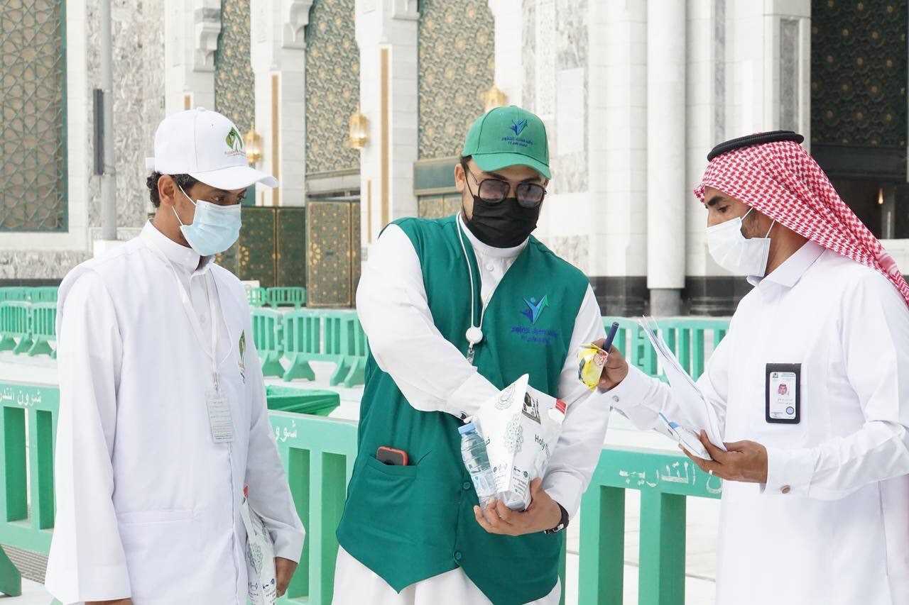 100 موظف للإشراف على توزيع 25 ألف وجبة إفطار في ساحات المسجد الحرام