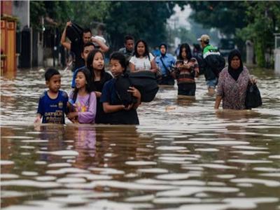 ارتفاع ضحايا الفيضانات والانهيارات الأرضية بإندونيسيا لـ 128 قتيلًا