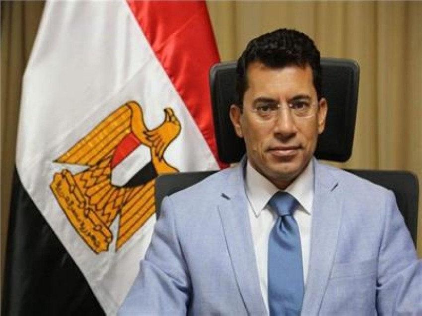 شاهد .. وزير الرياضة المصري يتعرض لحادث