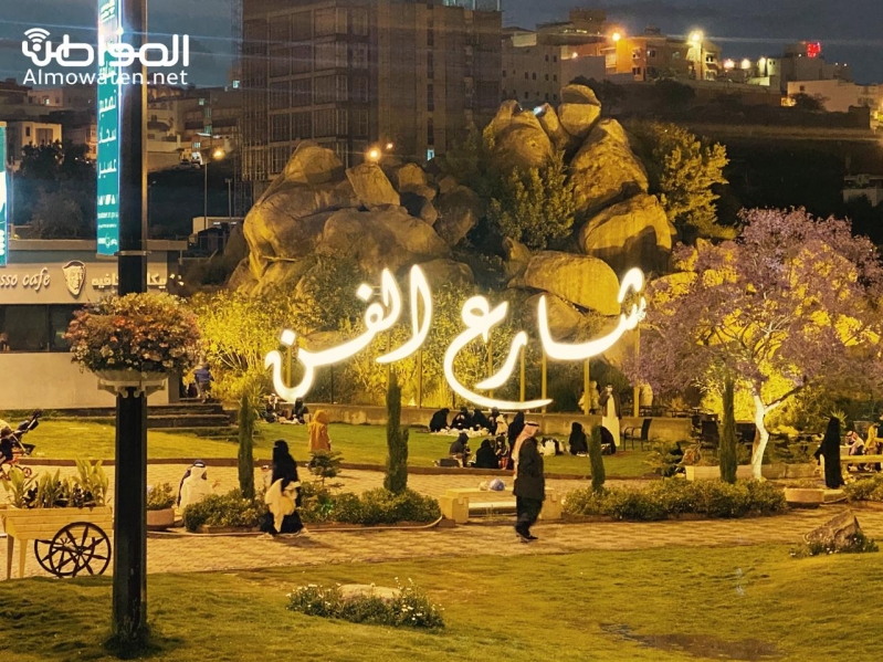 شارع الفن في أبها يجذب الأهالي بالجمال البنفسجي صحيفة المواطن الإلكترونية