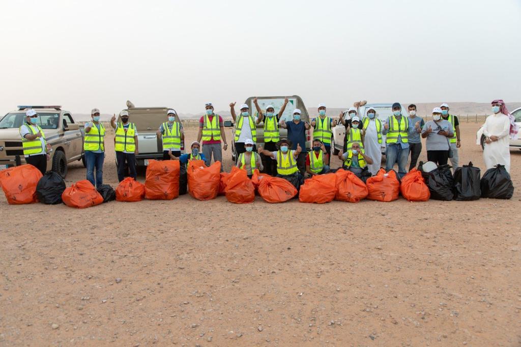 48 متطوعاً يشاركون بمبادرة نظافة محمية الملك عبدالعزيز الملكية
