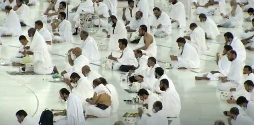 لقطات من إفطار المعتمرين والمصلين في المسجد الحرام يوم 16 رمضان
