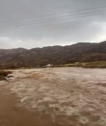 شاهد جريان وادي رخو شمالي ينبع