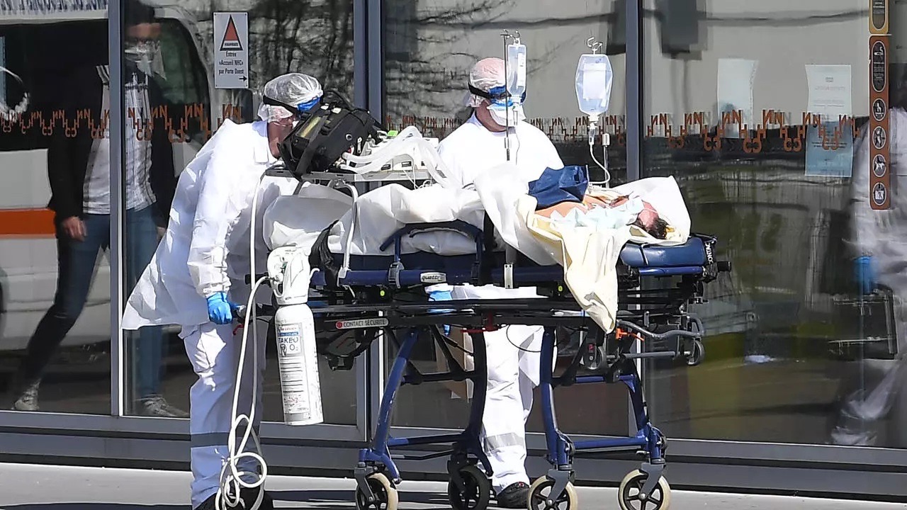فرنسا تعلن انخفاض أعداد مرضى كورونا في المستشفيات