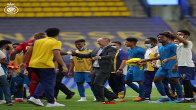 مانو مينيز مع لاعبي النصر