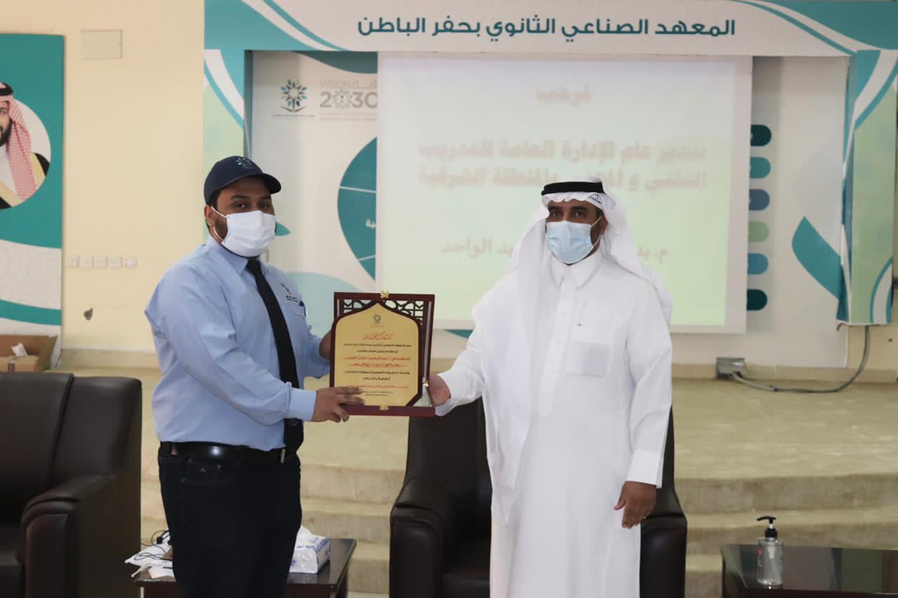 العبدالواحد يتفقد منشآت التدريب التقني بحفر الباطن