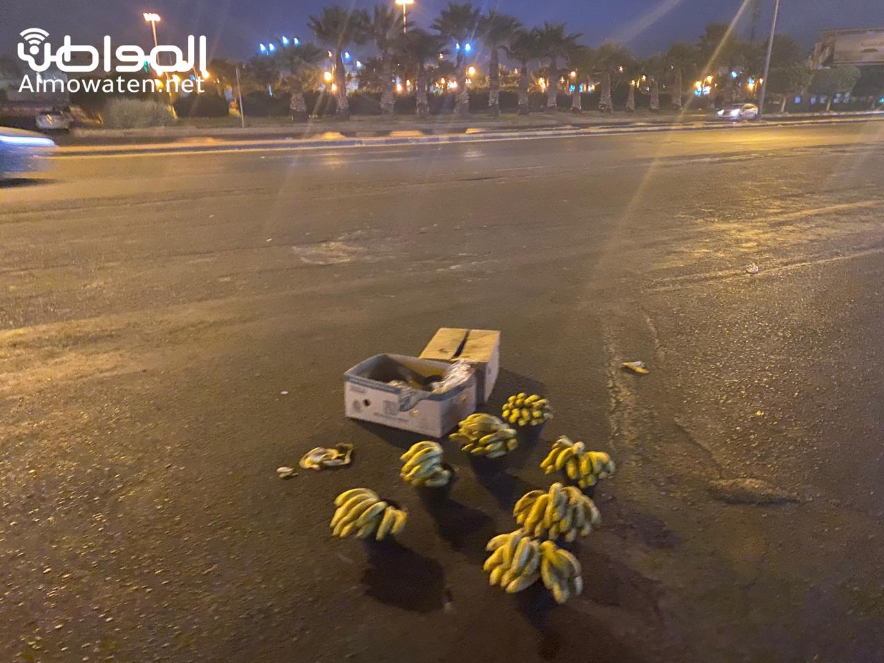 عمالة مخالفة تبيع خضروات وفواكه فاسدة ليلًا في خميس مشيط