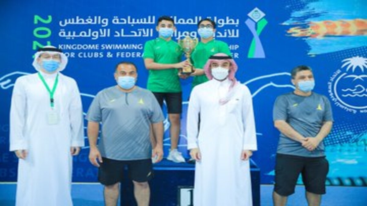 وزير الرياضة يُتوج الفائزين بـ بطولة السباحة