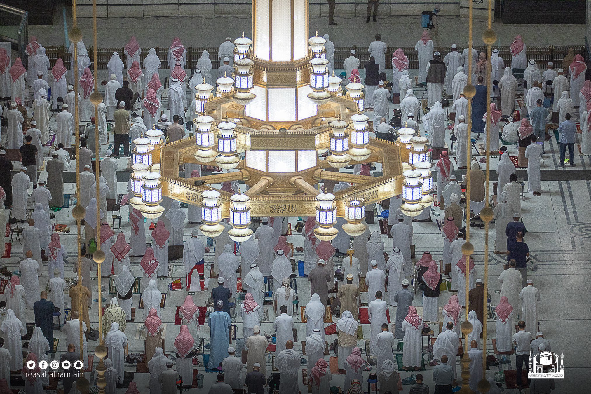 جموع المصلين يؤدون صلاة تراويح الليلة الرابعة من شهر رمضان