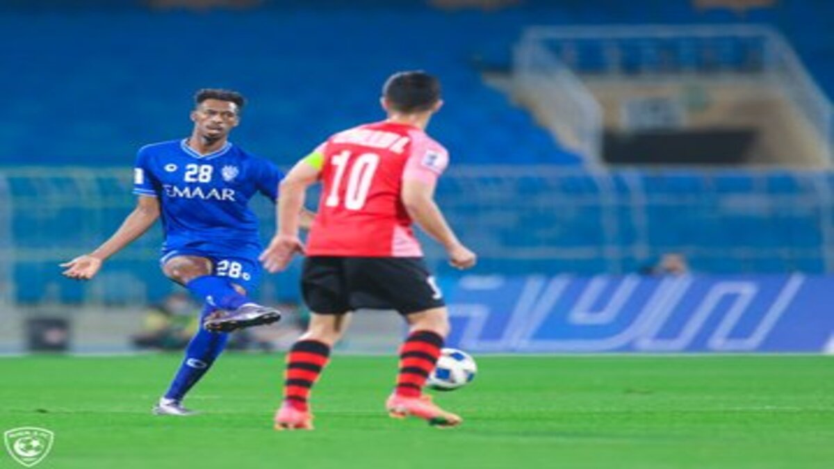 تعادل بين الهلال والاستقلال بالشوط الأول