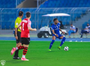 الهلال يخرج متأخرًا بهدفين بالشوط الأول