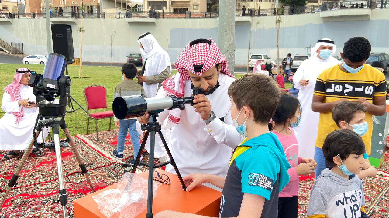 طلاب عسير يرصدون هلال رمضان فلكياً