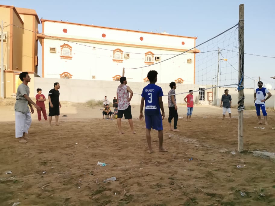 علاقة خاصة تجمع شباب صامطة والكرة الطائرة في رمضان