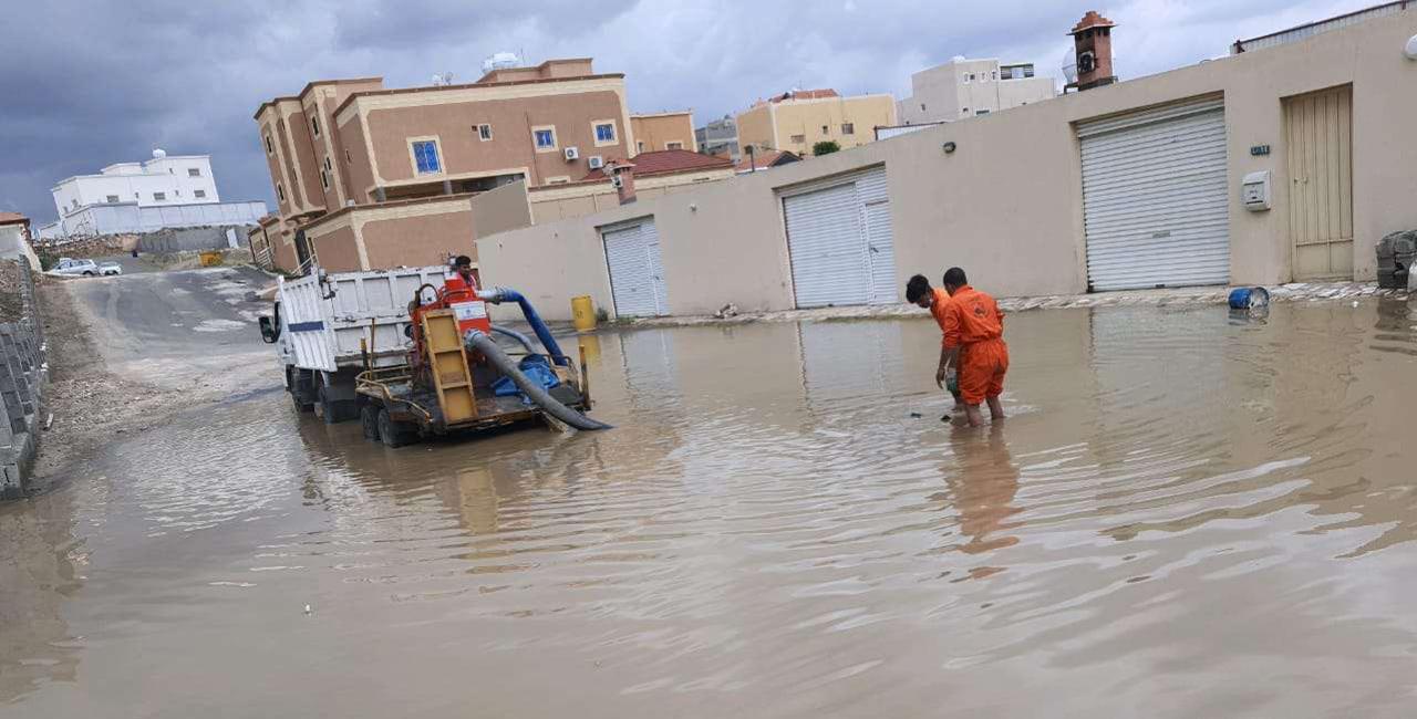 سحب وتصريف 10 آلاف طن من مياه الأمطار بخميس مشيط