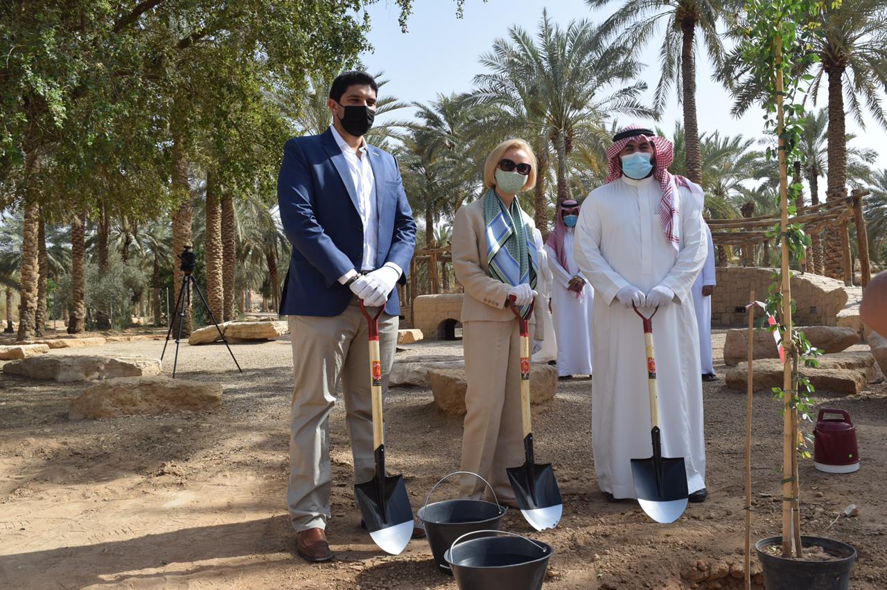 سفارة أمريكا تنضم إلى مبادرة السعودية الخضراء بزرع 21 شجرة