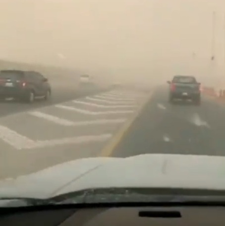 شاهد.. غبار على طريق مطار الملك خالد شمال الرياض