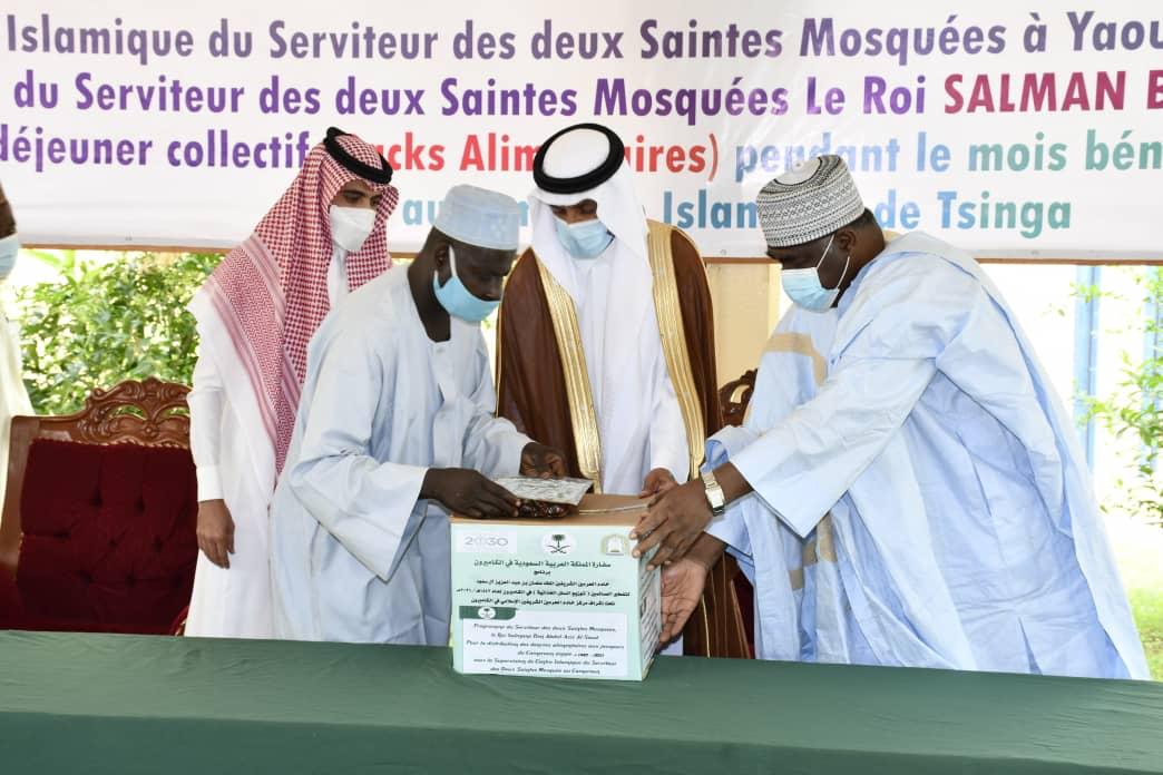 الشؤون الإسلامية تدشن برنامجي الملك سلمان للتمور والإفطار في الكاميرون