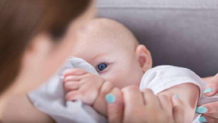 الصحة: لقاح كورنا لا يشكل خطراً على الرضاعة الطبيعية