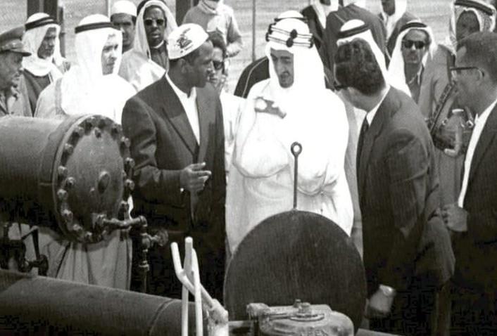صورة نادرة للملك فيصل أمام أكبر حقل نفطي مغمور في العالم