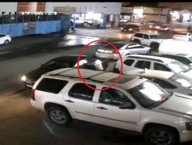 بالفيديو.. لص يسرق سيارة في وضع التشغيل بالرياض