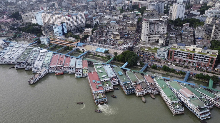 غرق عبارة على متنها أكثر من 50 شخصًا وسط بنغلاديش