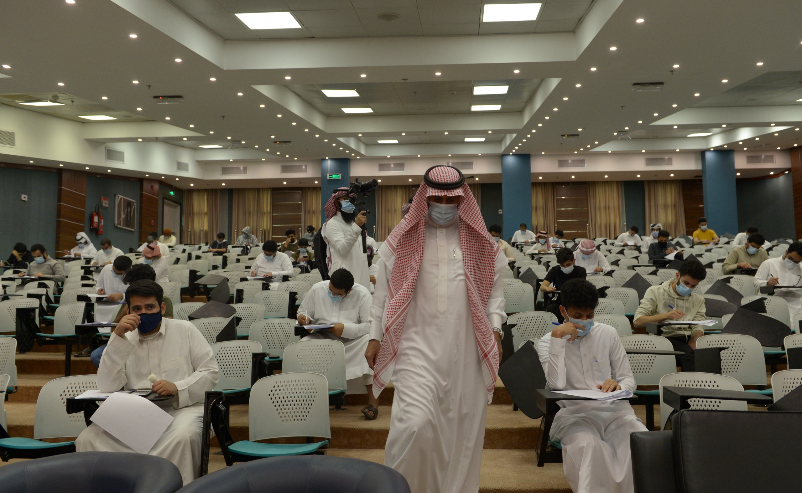 رئيس جامعة الملك خالد يتفقد سير الاختبارات النهائية