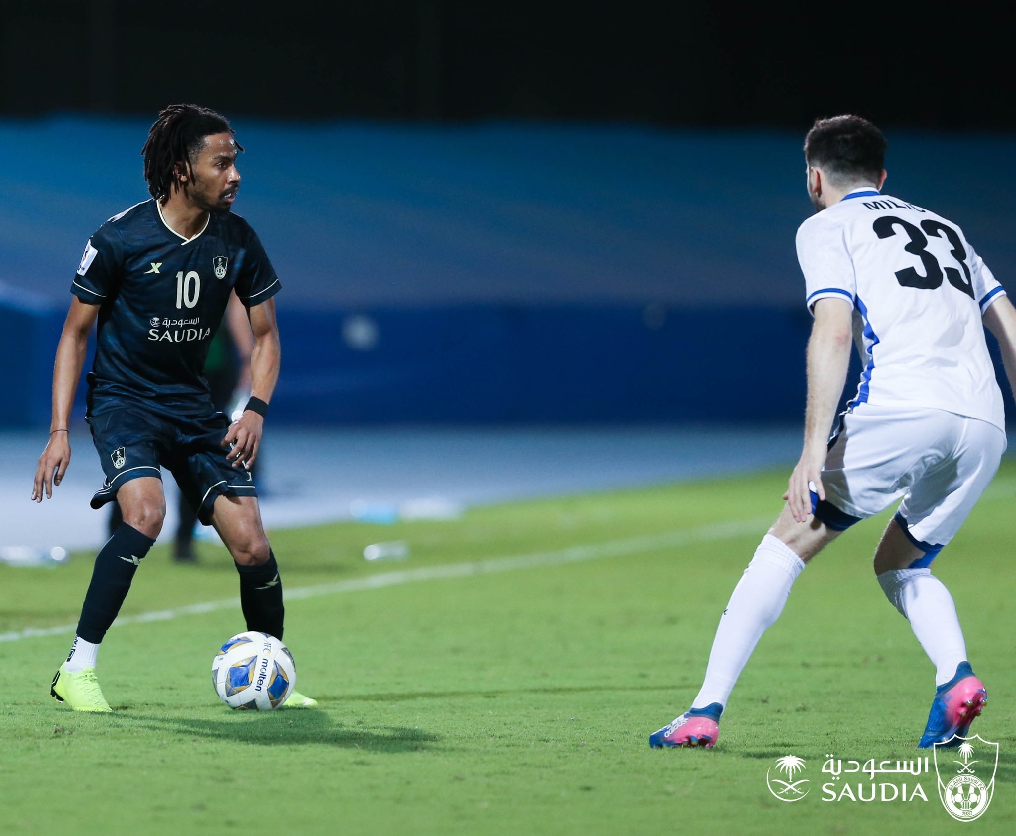 الأهلي والاستقلال يكتفيان بالتعادل