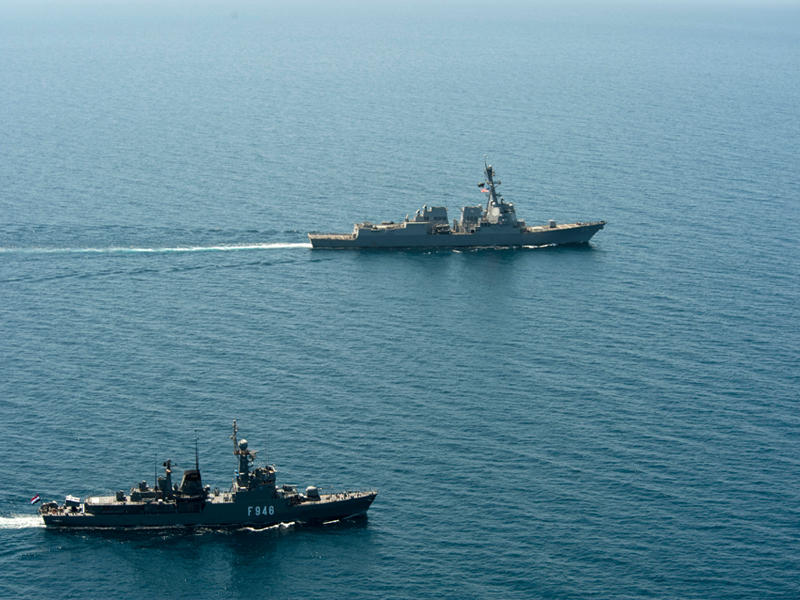 البحرية الأمريكية تطلق طلقات تحذيرية لردع سفن إيرانية