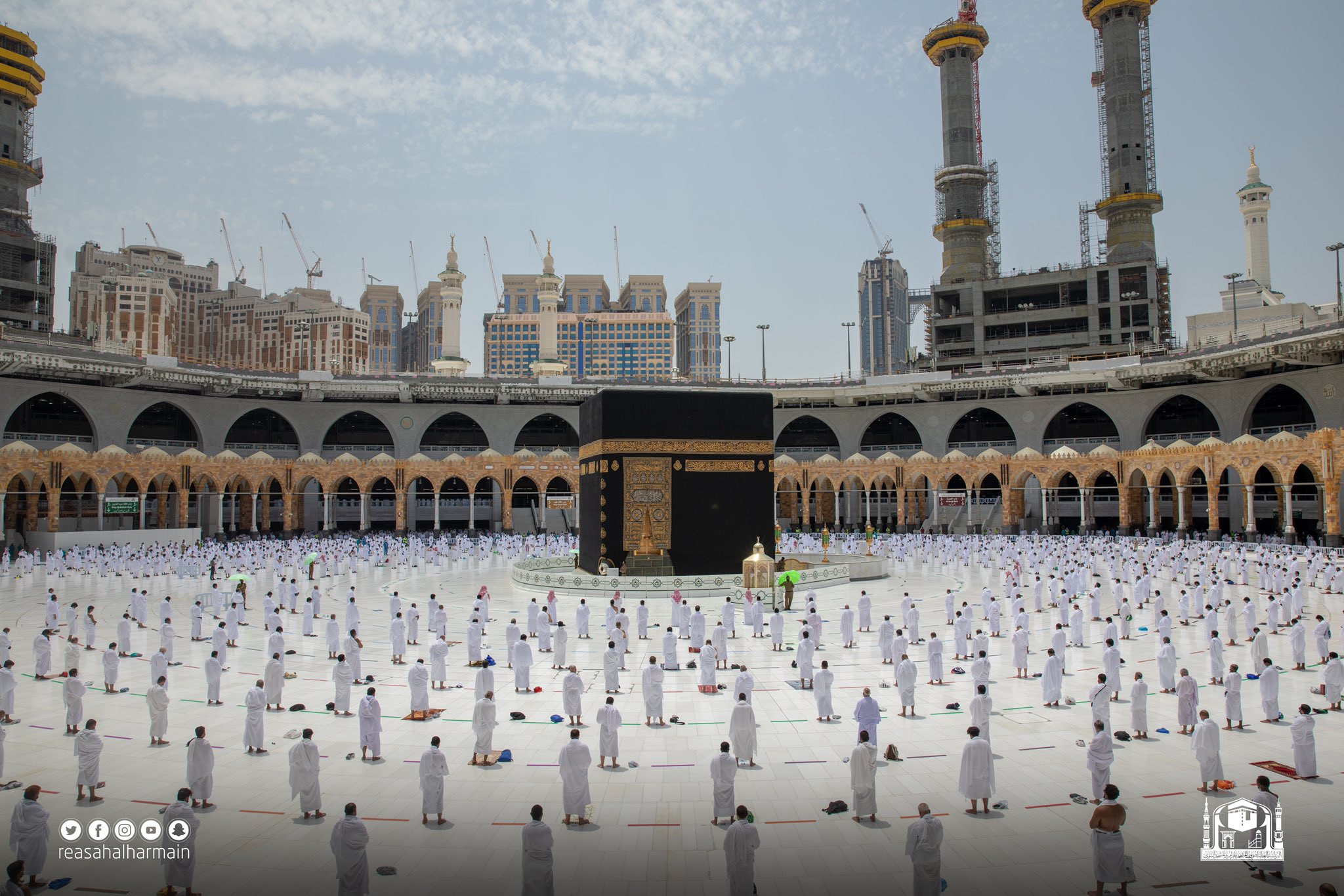جموع المصلين يؤدون أول جمعة في رمضان في المسجد الحرام