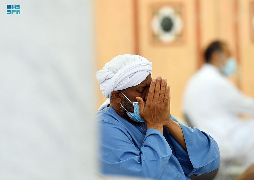 أجواء روحانية تحف قاصدي المسجد النبوي بالطمأنينة والخشوع