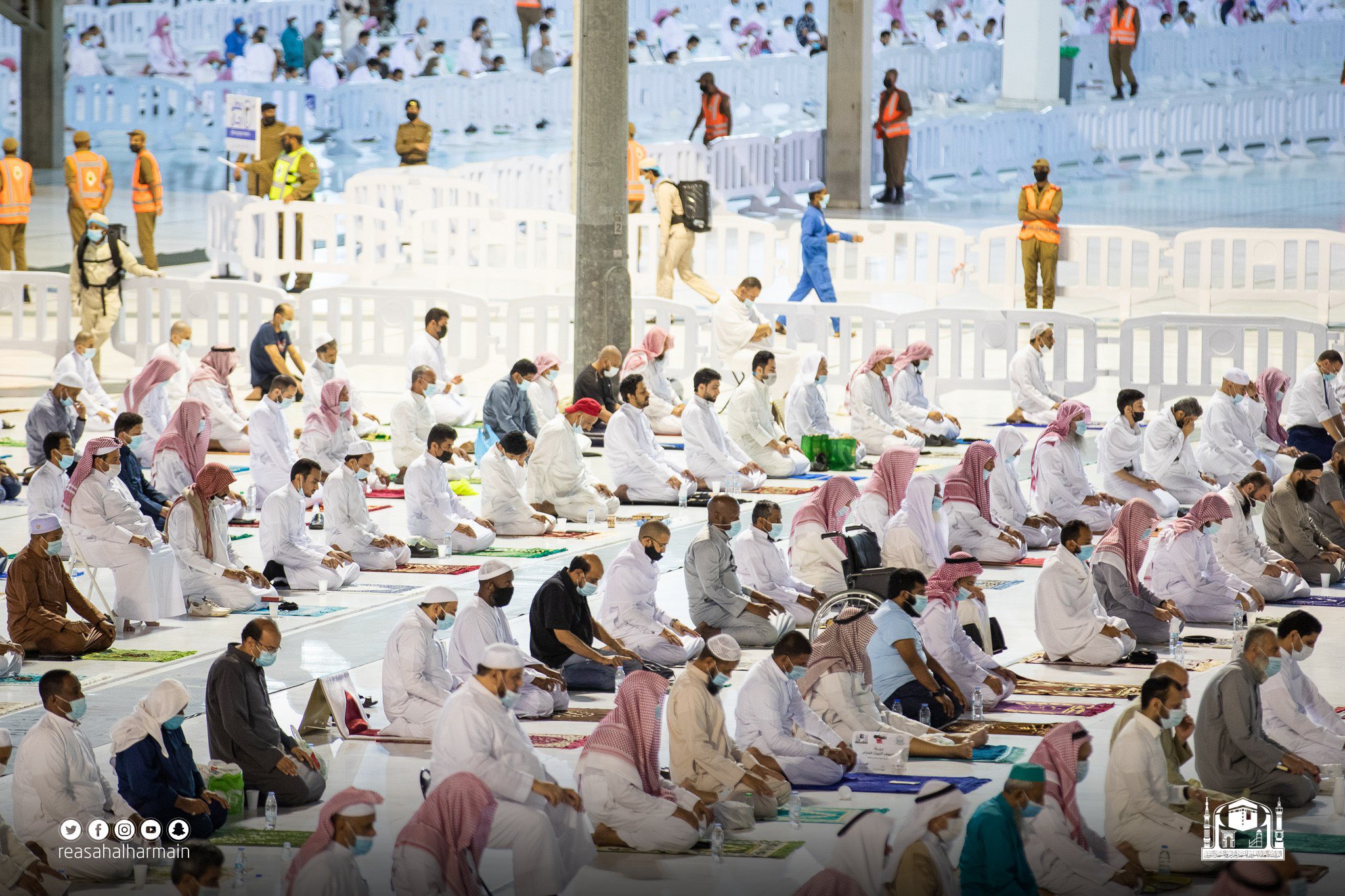 المصلون يؤدون صلاة التراويح لليلة الـ 16 من رمضان