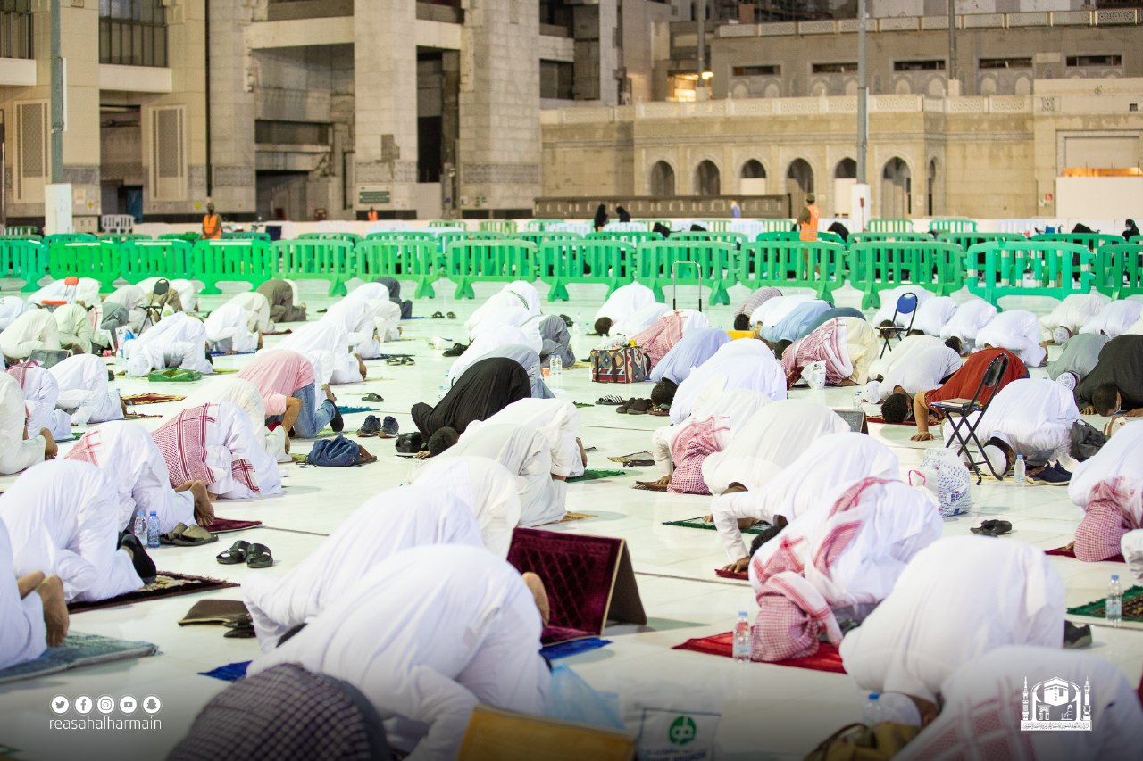 الجهني والسديس يؤمان المصلين في أولى صلاة التراويح بالمسجد الحرام