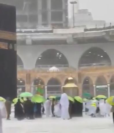 أمطار غزيرة على مكة المكرمة تغسل المسجد الحرام